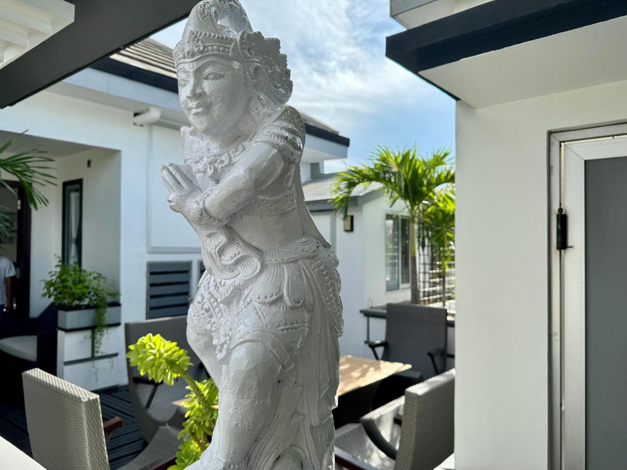 Villa Rumah Putih Abu Abu Senggigi Exterior foto